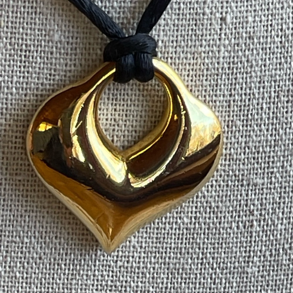 Gold tone sculpture cord necklace - Picture 2 of 7